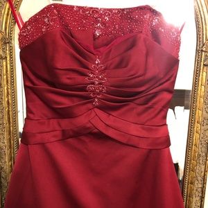 Red👗 strapless beaded/embroidered Modern maids